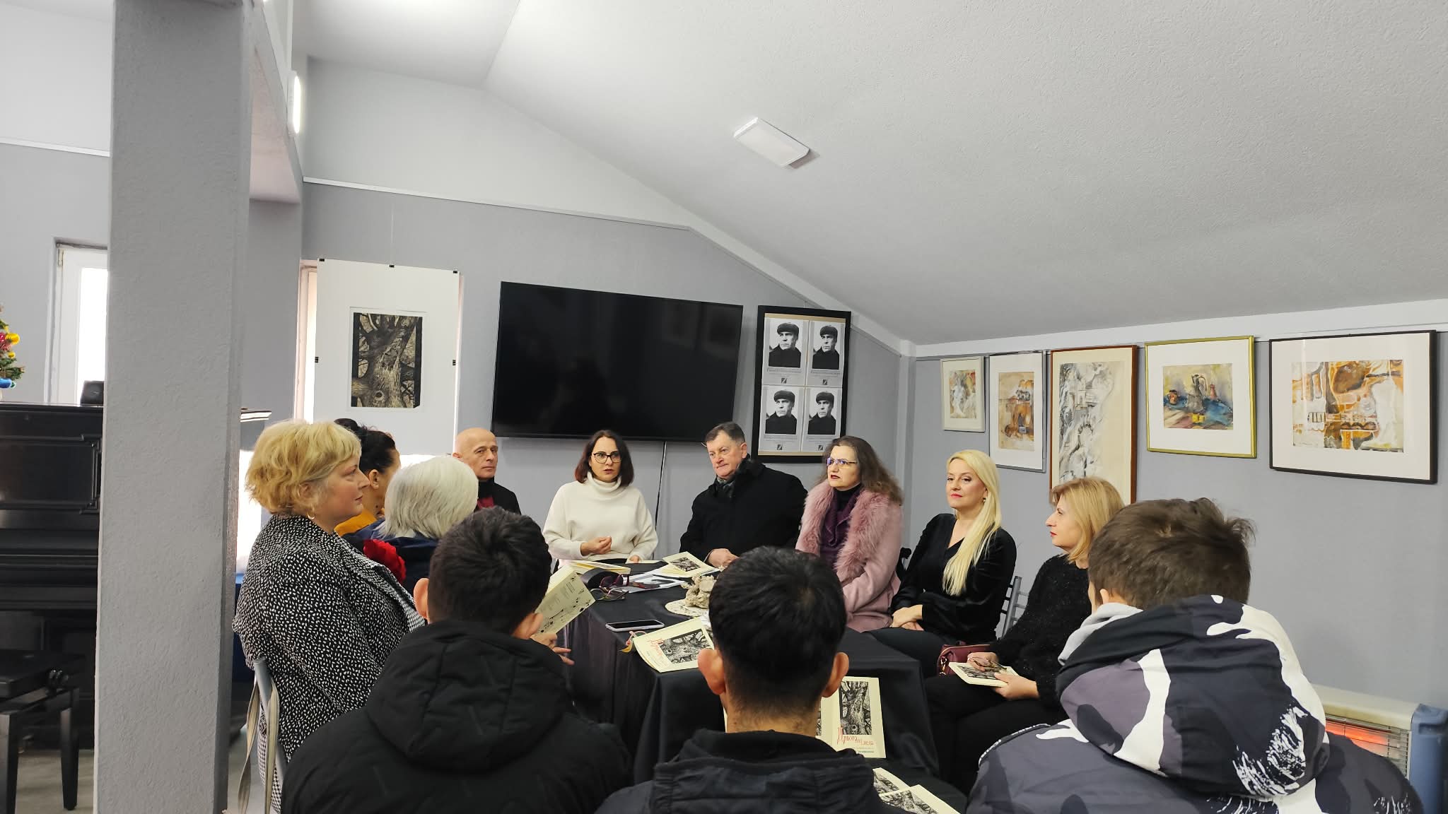 ПРОМОЦИЈА НА КНИГАТА „ДРВОТО ШТО ГЛЕДА: ПОЕЗИЈА ИНСПИРИРАНА ОД ДЕЛАТА НА РАНКО СТРУМЕНИКОВСКИ“